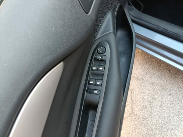 CITROEN C4 1.6 HDi EXCLUSIVE - immagine 17