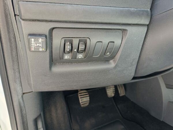 RENAULT CLIO 1.2 GPL YAHOO - immagine 15