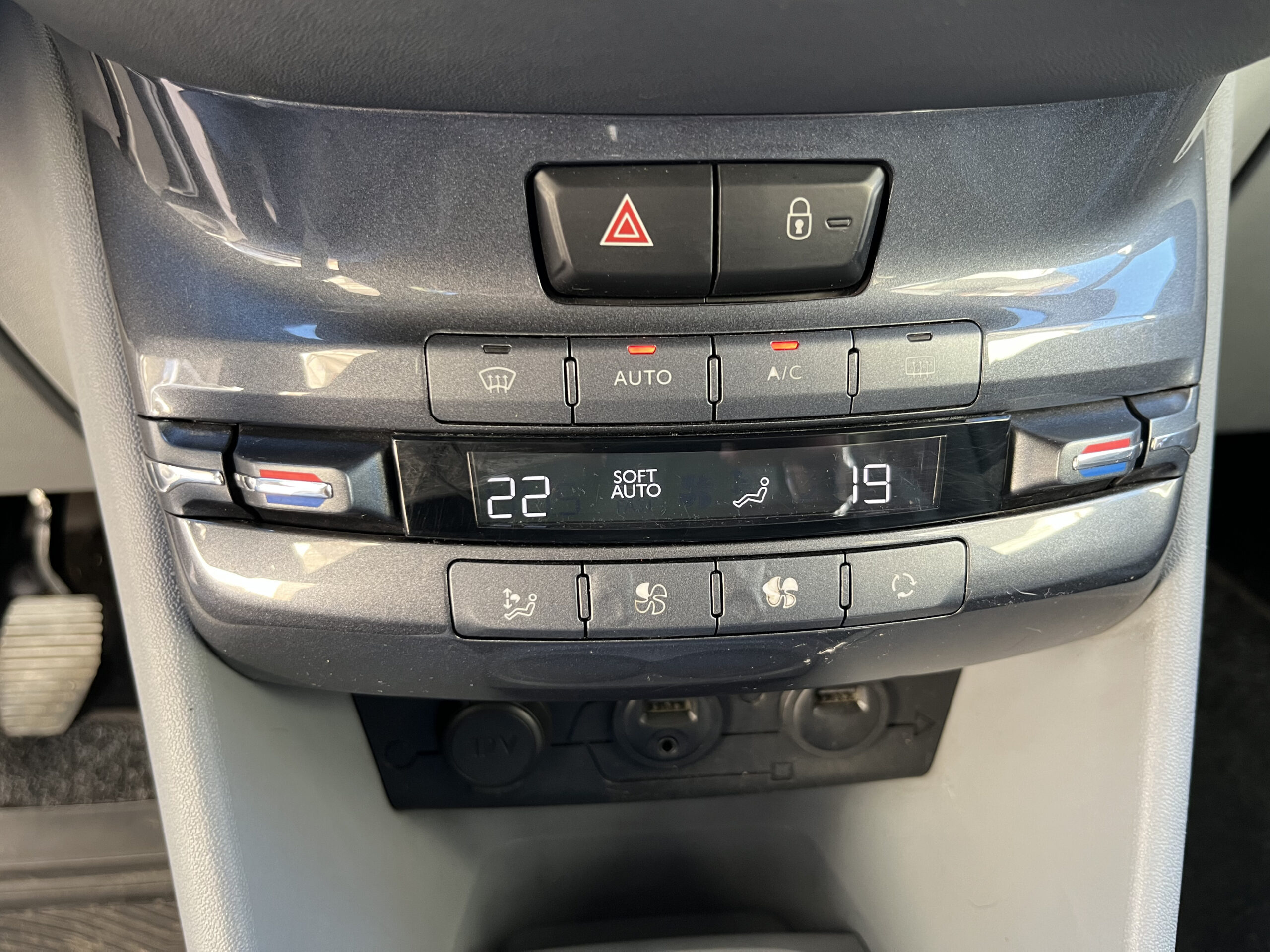 PEUGEOT 208 HDI 68 CV 5 PORTE ALLURE - immagine 19